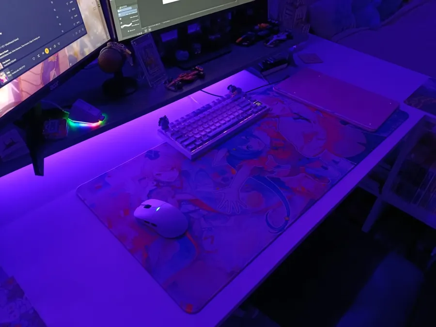 Tapis personnalisé XXL imprimé avec le visuel d'un acheteur vérifié, setup gaming rétroéclairé