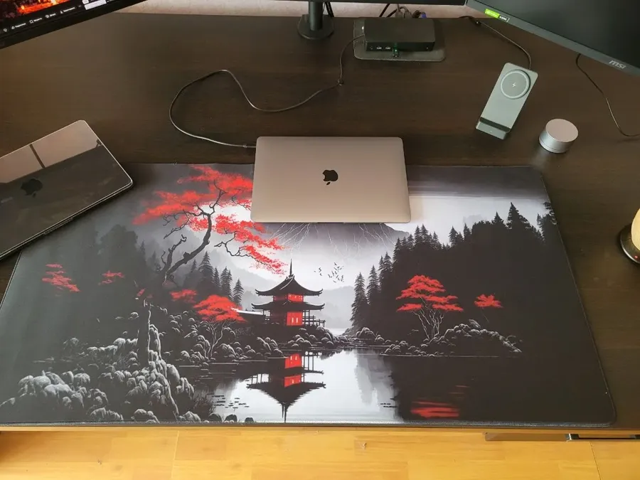 Tapis japonais pagode et torii rouge sur le bureau d'un acheteur vérifié, ordinateur portable posé dessus