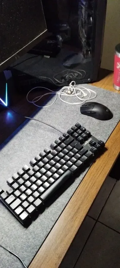 Tapis uni gris clair XXL installé sur le bureau d'un acheteur vérifié